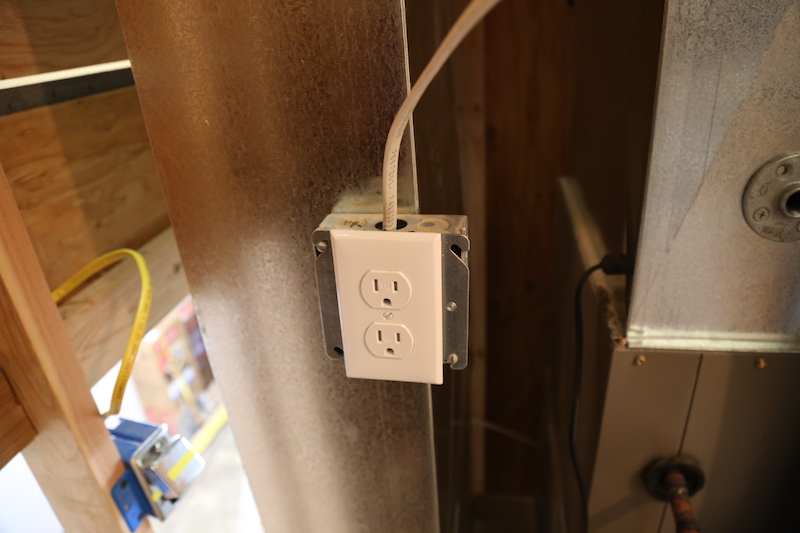 Observation - Electric receptacle is missing a clamp